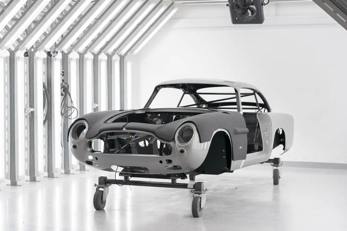 Aston Martin DB5: riparte la produzione e sarà una replica della supercar di 007 (9)