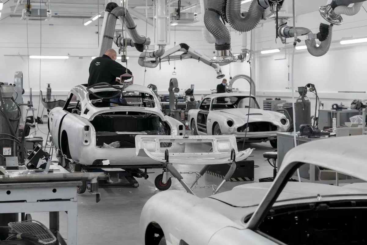 Aston Martin DB5: riparte la produzione e sarà una replica della supercar di 007 (5)
