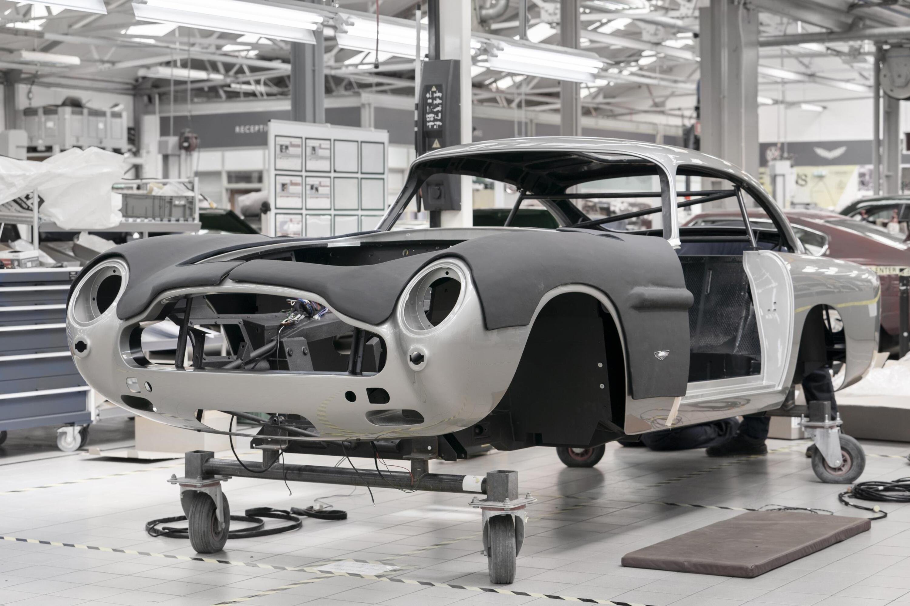 Aston Martin DB5: riparte la produzione e sar&agrave; una replica della supercar di 007