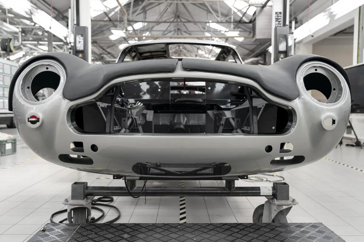 Aston Martin DB5: riparte la produzione e sarà una replica della supercar di 007 (10)
