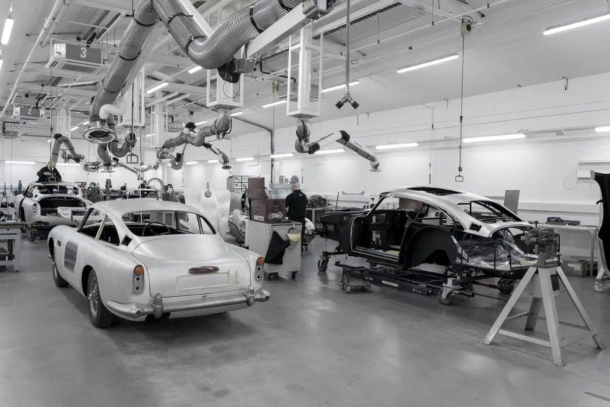 Aston Martin DB5: riparte la produzione e sarà una replica della supercar di 007 (16)