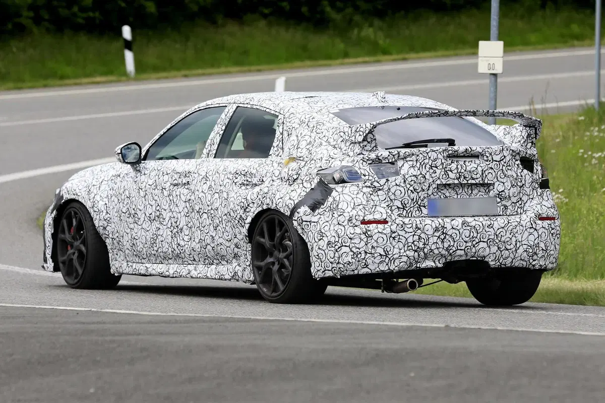 Honda Civic Type R: la nuova sportiva Jap sarà ibrida? [Foto spia] (8)