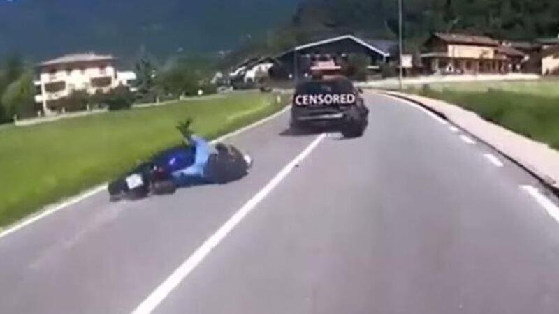 Auto sperona moto in sorpasso: motociclista cade, l&rsquo;amico fa giustizia... [video inseguimento]