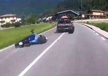 Auto sperona moto in sorpasso: motociclista cade, l’amico fa giustizia... [video inseguimento]