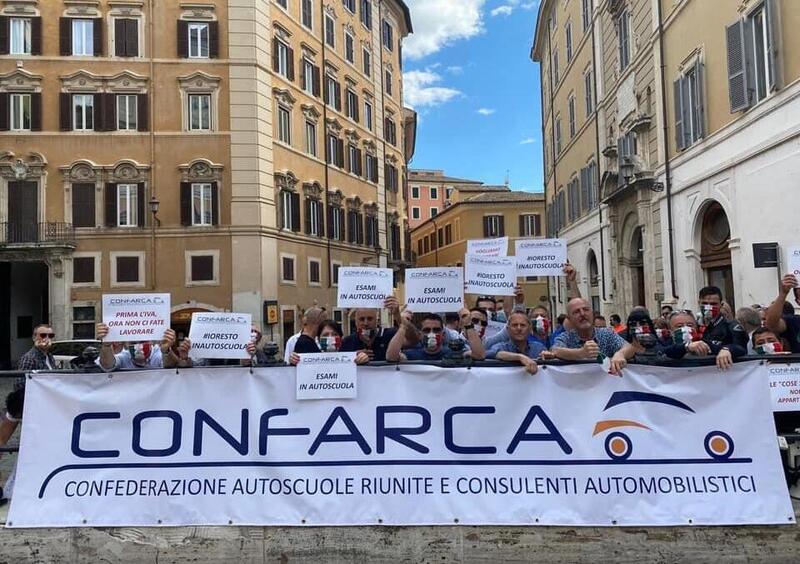 Patente, esami solo in Motorizzazione: le autoscuole protestano