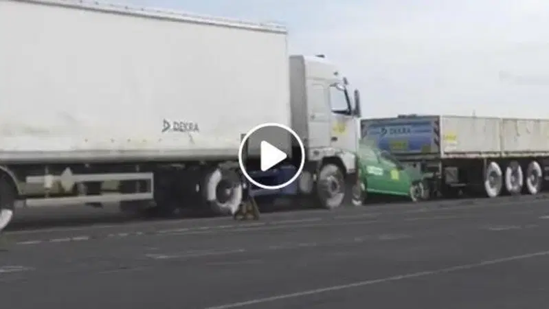 Incidente a 43 Km/h contro un TIR? Ecco il video che mostra gli effetti, con auto distrutta [video]