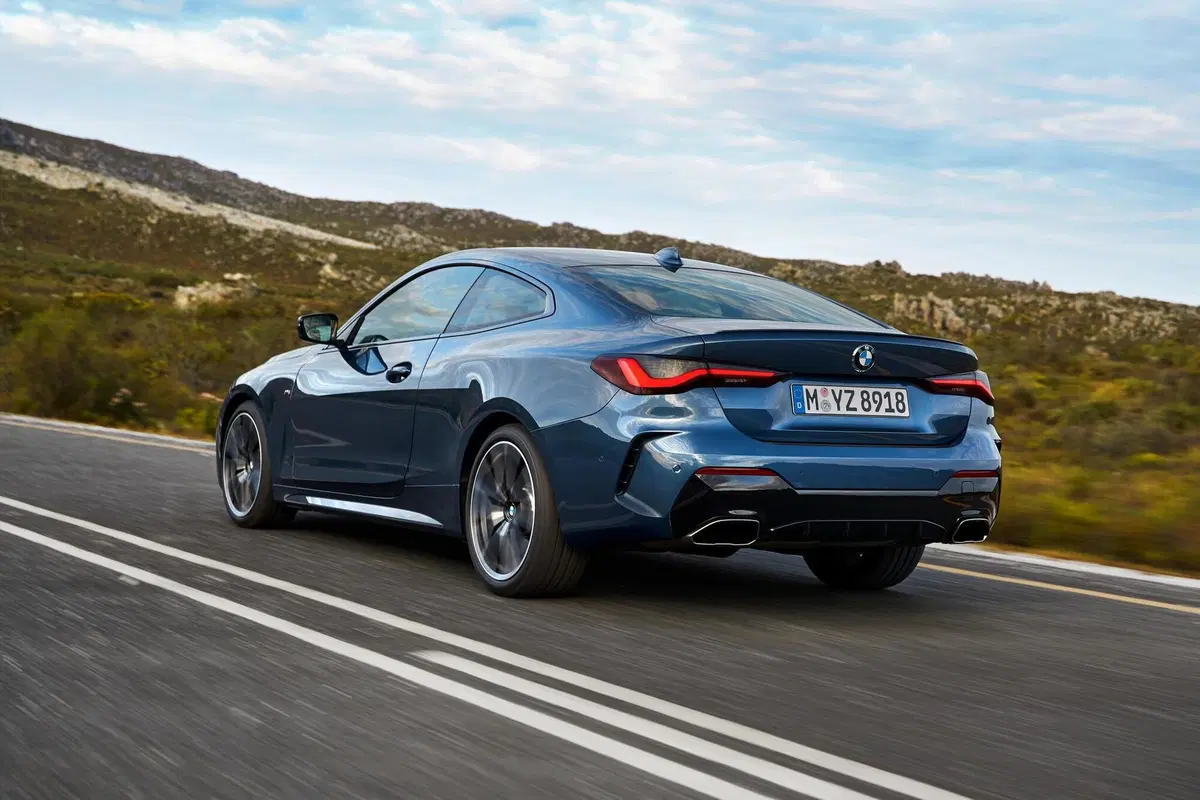 La nuova BMW Serie 4 è arrivata: maxi griglia e mild hybrid [Foto] (11)
