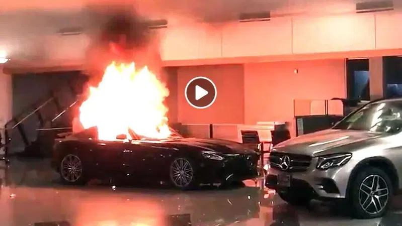 George Floyd: incendiata concessionaria Mercedes ad Oakland. Slogan "Eat the rich!"