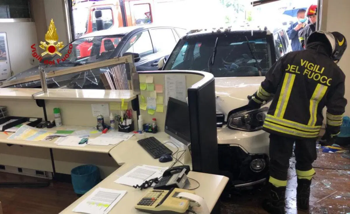Sbanda con l'auto e finisce in un ufficio: ferita una automobilista