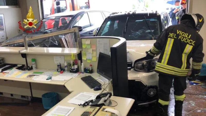 Sbanda con l'auto e finisce in un ufficio: ferita una automobilista