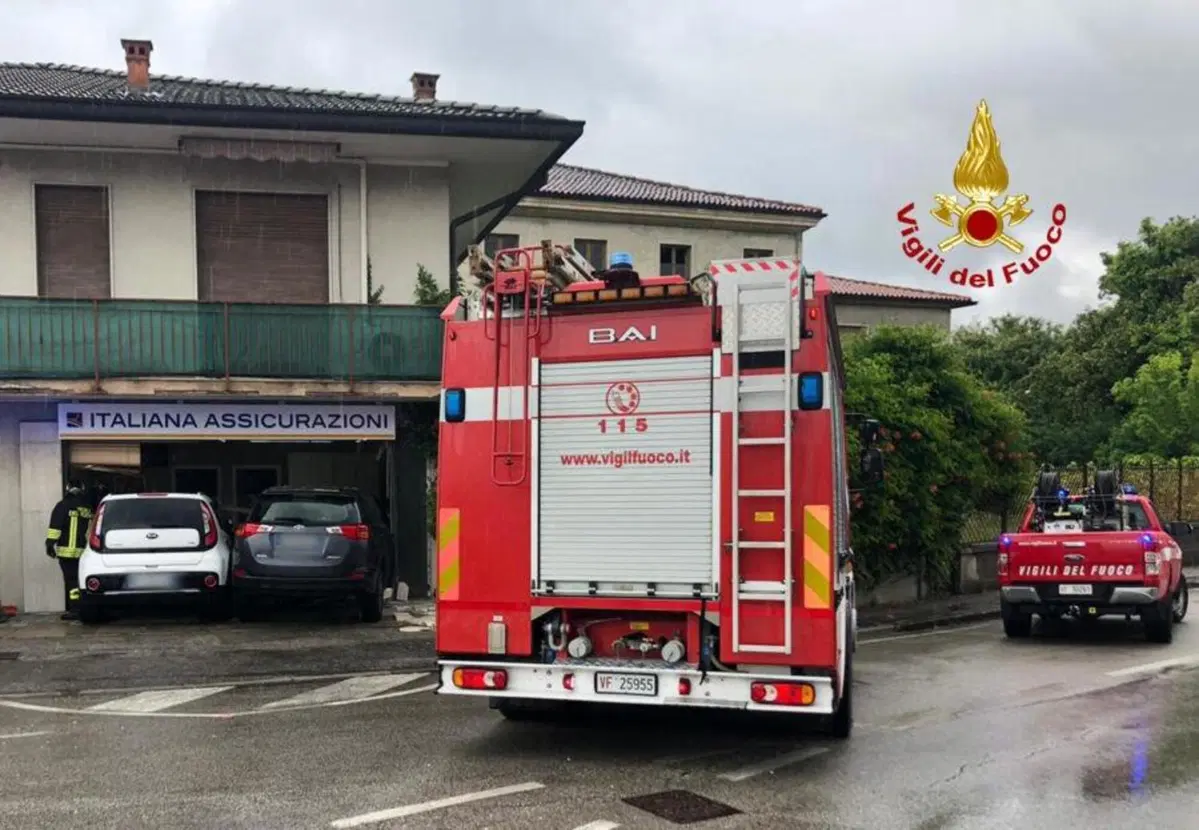 Sbanda con l'auto e finisce in un ufficio: ferita una automobilista (2)