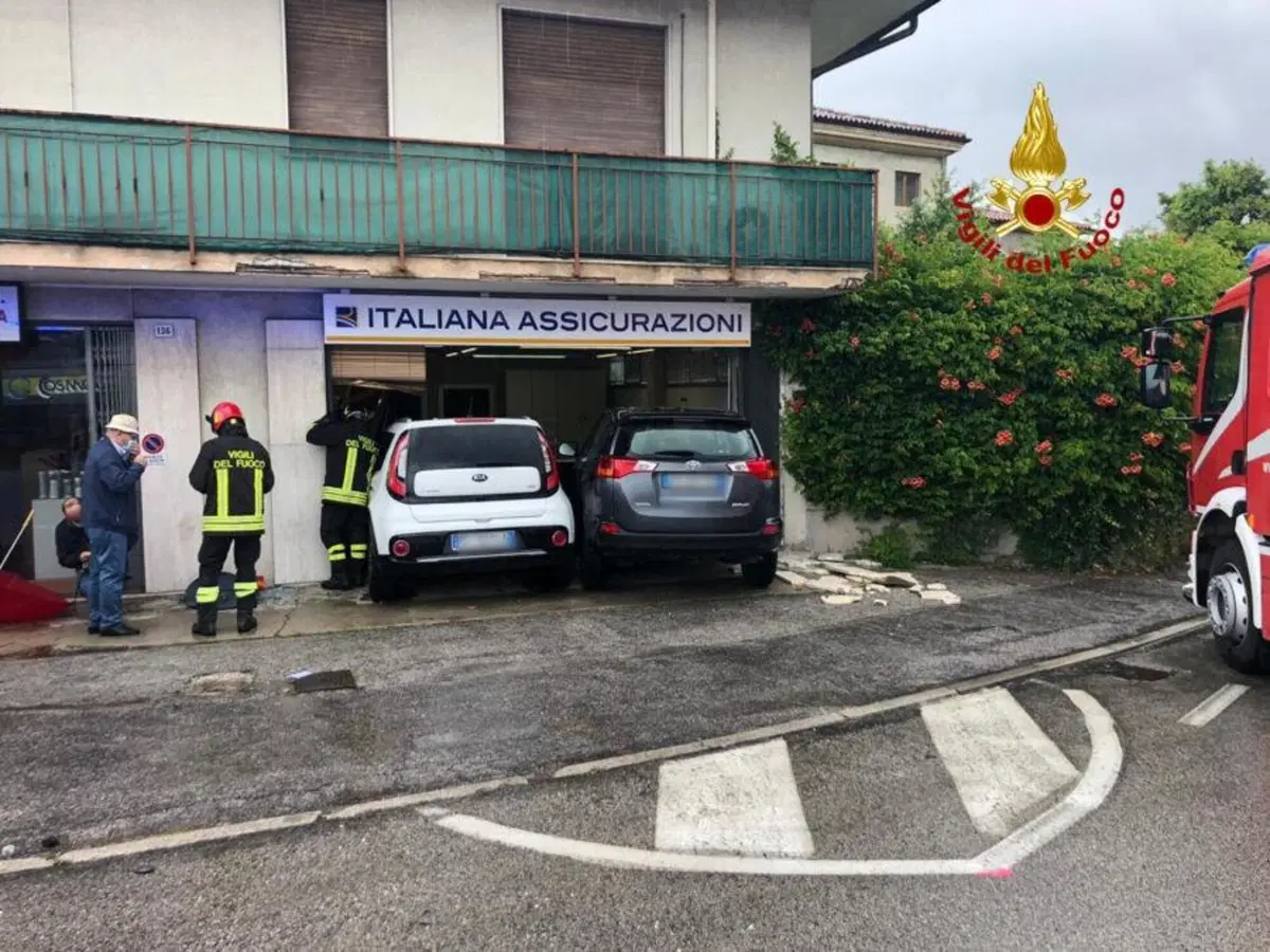 Sbanda con l'auto e finisce in un ufficio: ferita una automobilista (3)