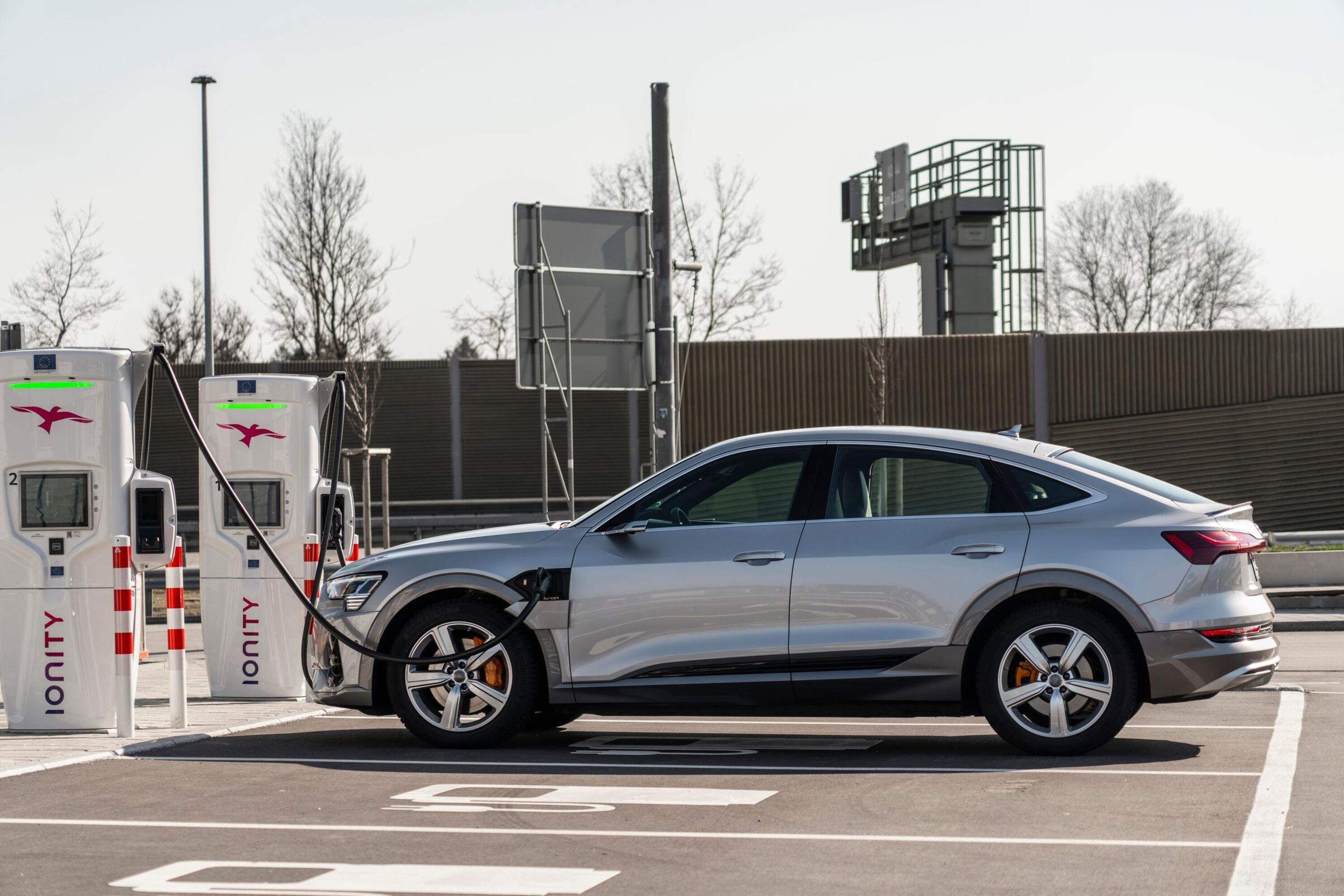 Audi, Ricarica delle batterie nelle nuove e-tron: non sono solo quei 30 minuti per 330 Km