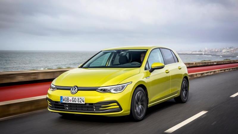 Volkswagen Golf 8: risolti i problemi al software. Riprendono le consegne