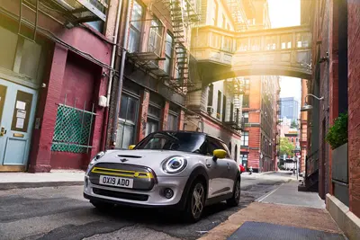 Mini Full Electric: finalmente l'abbiamo guidata in due [Video]