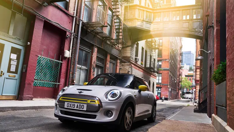 Mini Full Electric: finalmente l'abbiamo guidata in due [Video]
