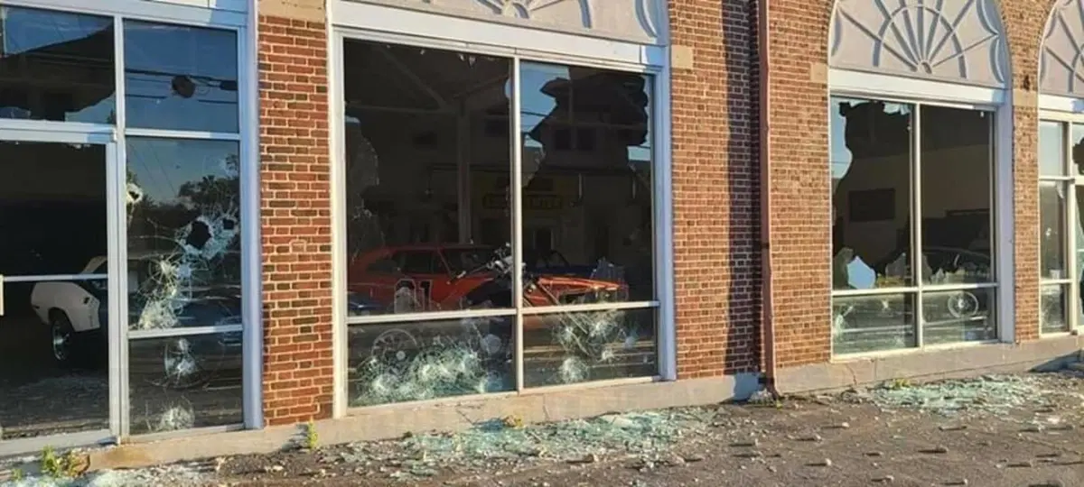Scempio di auto nelle vetrine dei rivenditori USA per le rivolte: colpito anche il Generale [Foto Gallery] (2)
