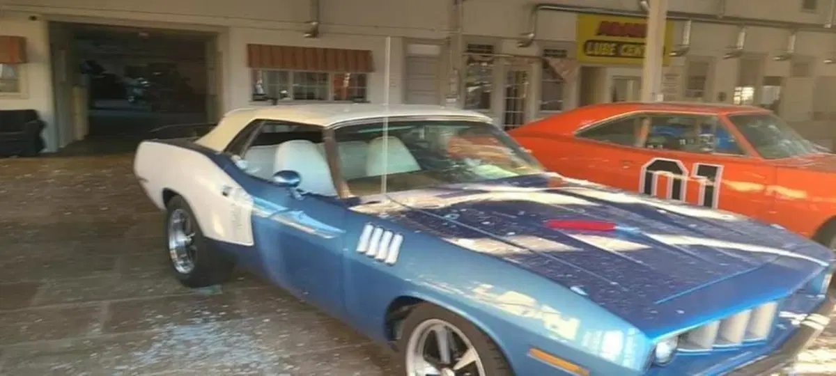 Scempio di auto nelle vetrine dei rivenditori USA per le rivolte: colpito anche il Generale [Foto Gallery] (3)