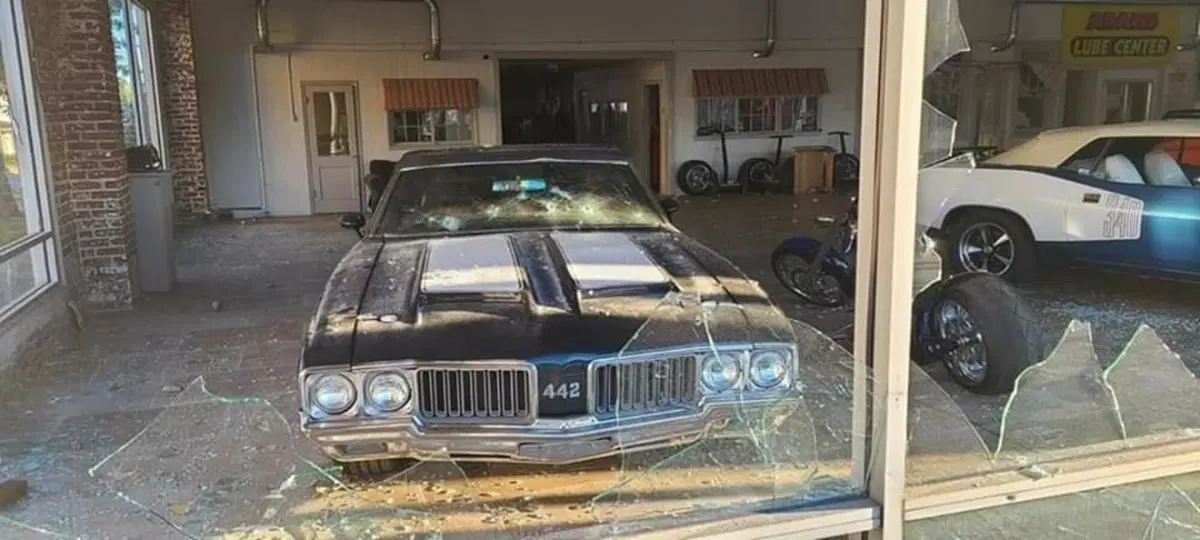 Scempio di auto nelle vetrine dei rivenditori USA per le rivolte: colpito anche il Generale [Foto Gallery] (4)