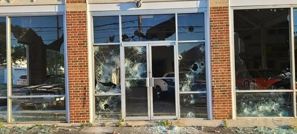 Scempio di auto nelle vetrine dei rivenditori USA per le rivolte: colpito anche il Generale [Foto Gallery] (6)