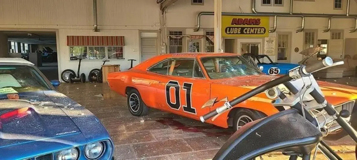 Scempio di auto nelle vetrine dei rivenditori USA per le rivolte: colpito anche il Generale [Foto Gallery] (8)