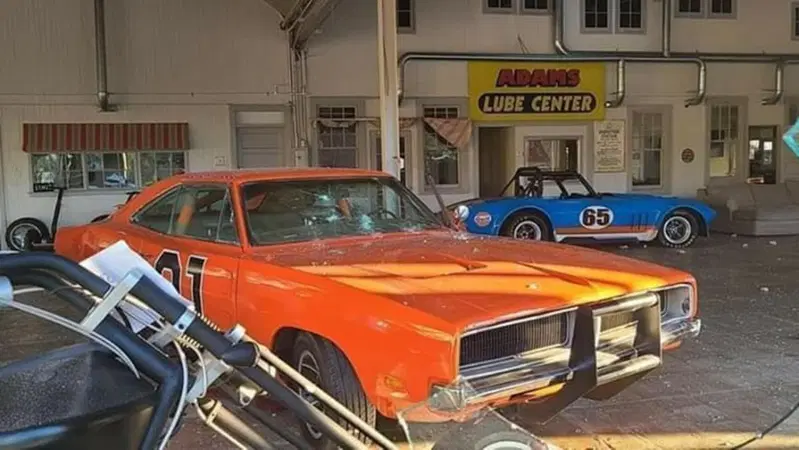 Scempio di auto nelle vetrine dei rivenditori USA per le rivolte: colpito anche il Generale [Foto Gallery]