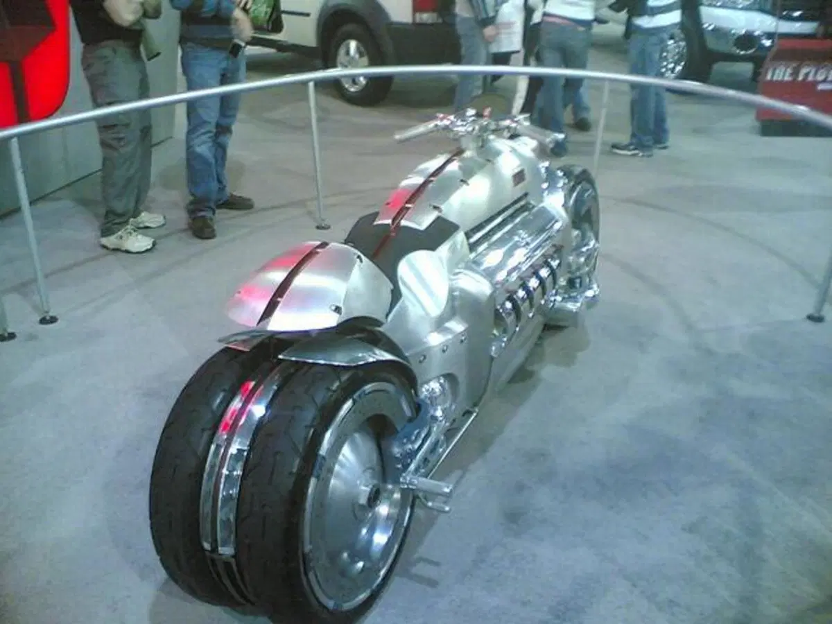 Motore da auto messo sulla moto? Ecco le più famose, esagerate e costose [Foto Gallery] (8)