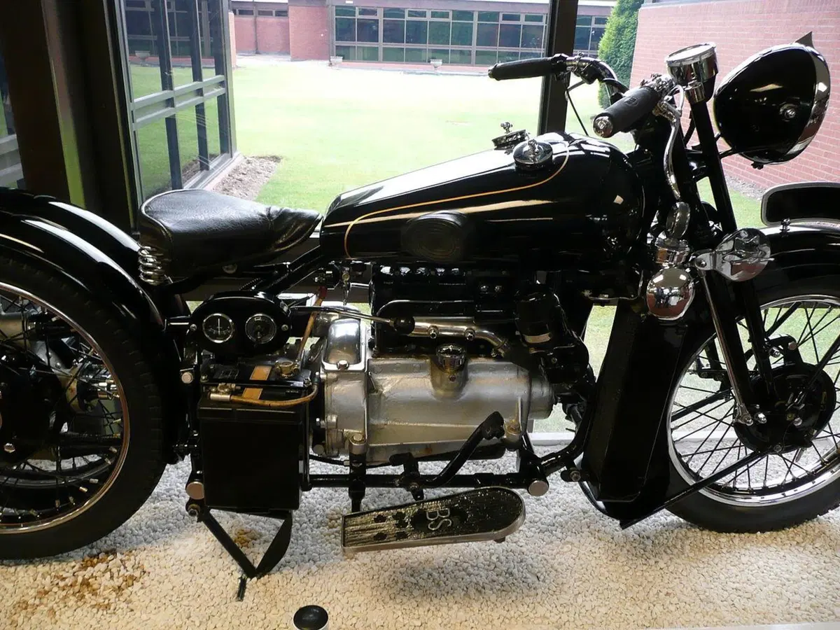 Motore da auto messo sulla moto? Ecco le più famose, esagerate e costose [Foto Gallery] (6)