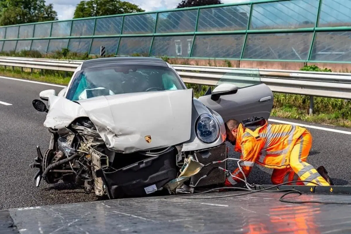 Distrugge Porsche 911 nuova in autostrada: &ldquo;Andavo ad oltre 200 all'ora"