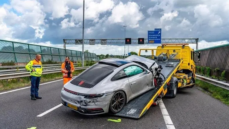 Distrugge Porsche 911 nuova in autostrada: &ldquo;Andavo ad oltre 200 all'ora"