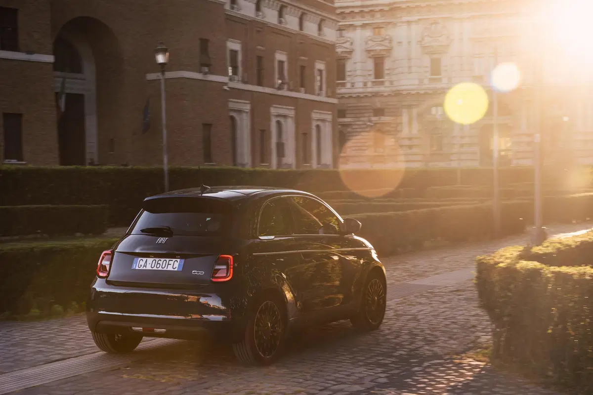 Fiat 500 elettrica, aperti gli ordini della berlina (2)