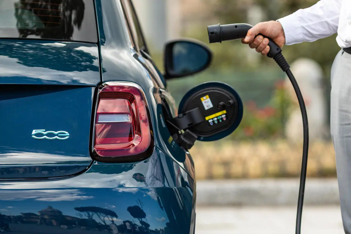 Fiat 500 elettrica, aperti gli ordini della berlina (7)