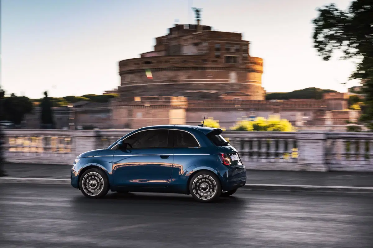 Fiat 500 elettrica, aperti gli ordini della berlina (3)