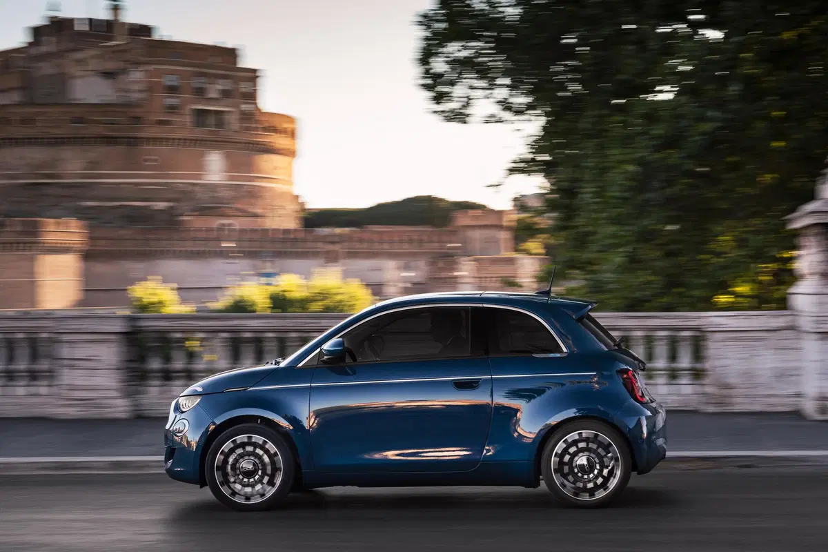 Fiat 500 elettrica, aperti gli ordini della berlina (5)