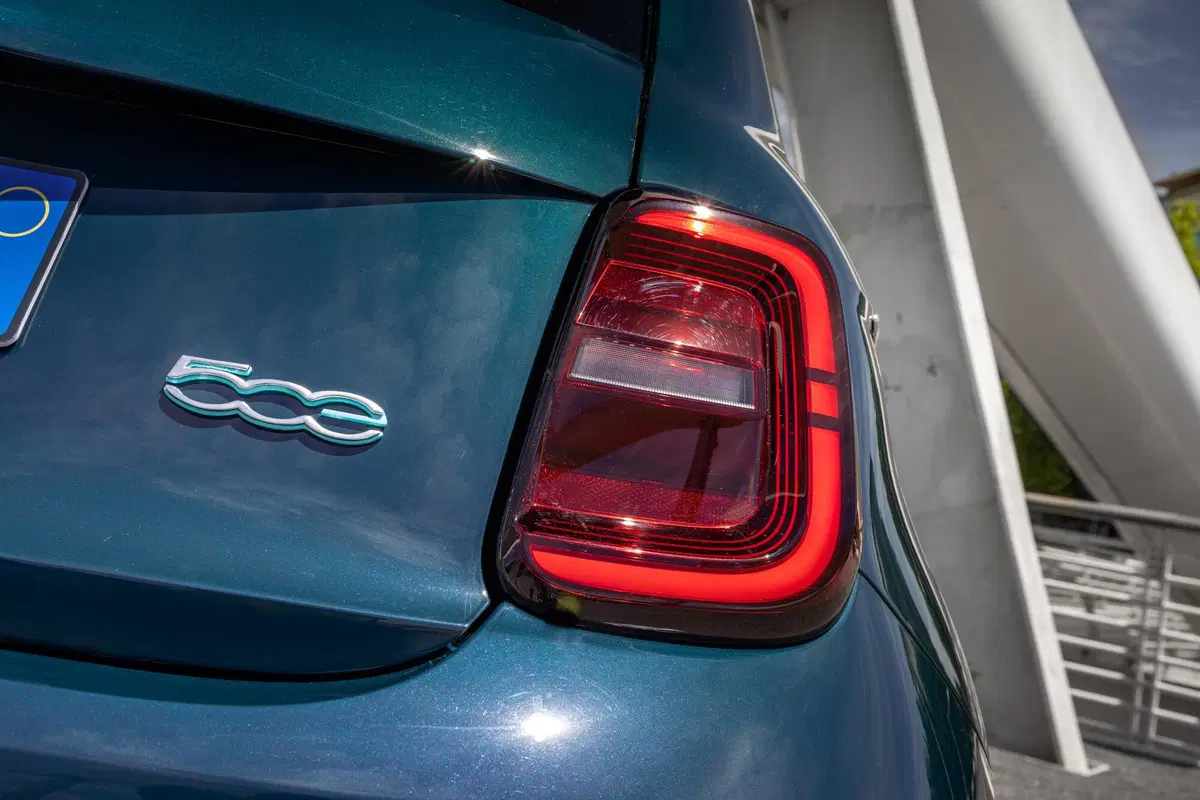 Fiat 500 elettrica, aperti gli ordini della berlina (11)