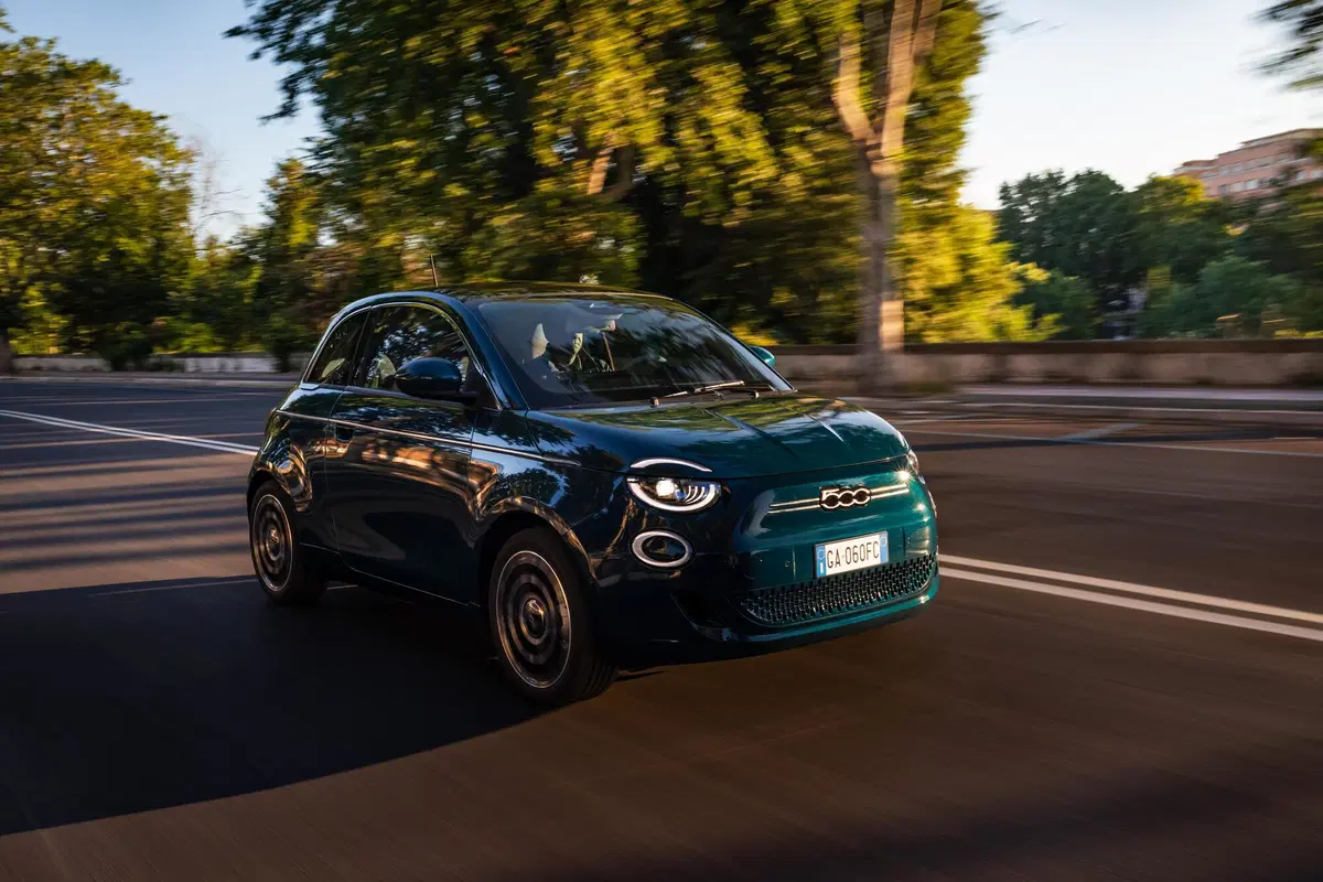 Fiat 500 elettrica, aperti gli ordini della berlina (4)