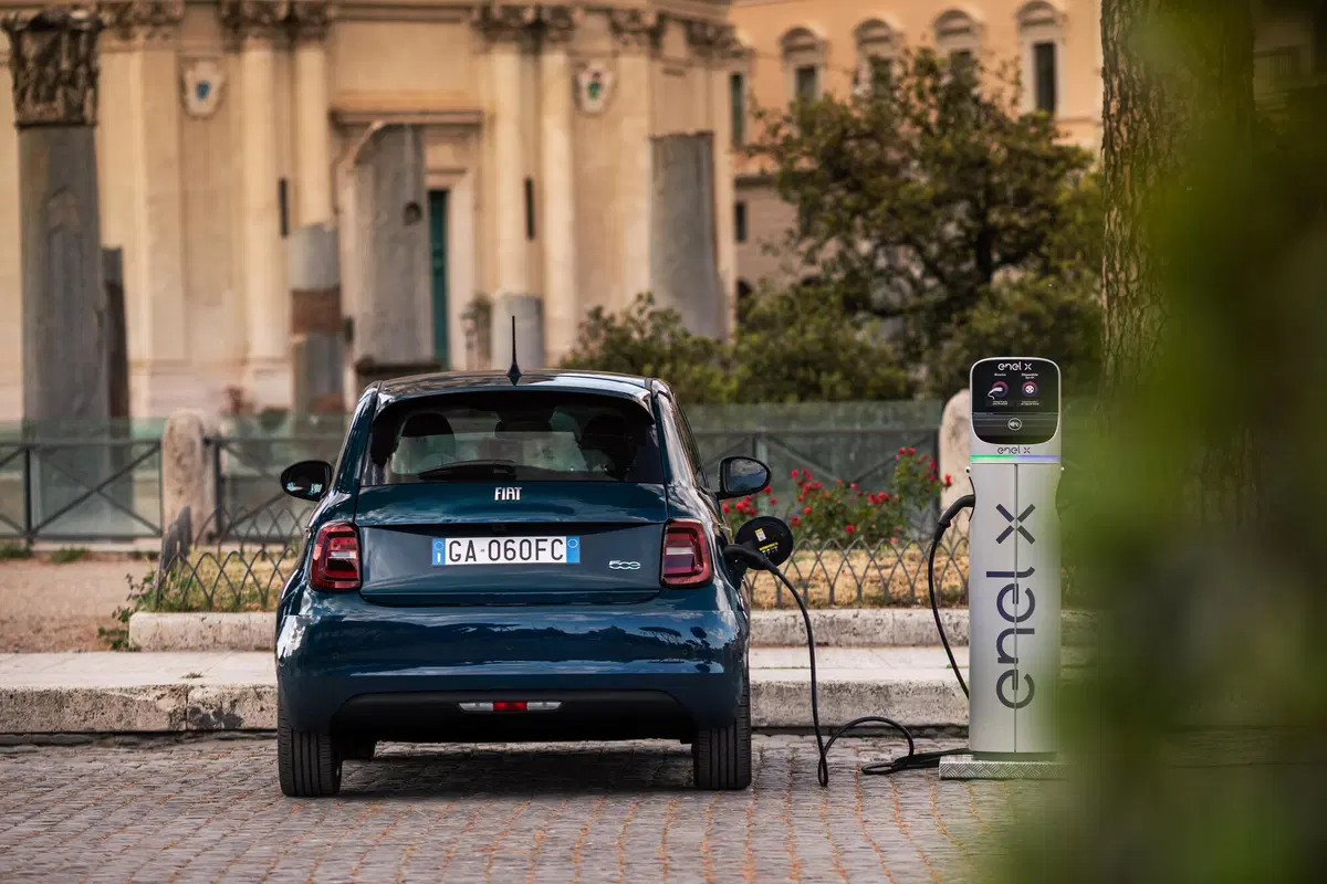 Fiat 500 elettrica, aperti gli ordini della berlina (6)
