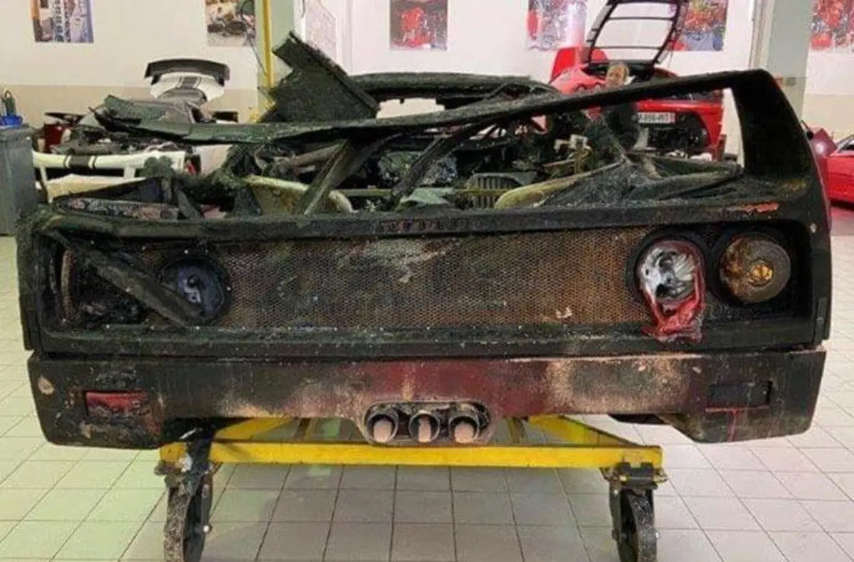Ferrari F40 a fuoco a Monaco: ve la ricordate? Eccola (bruciata) in officina! [FOTO] (4)