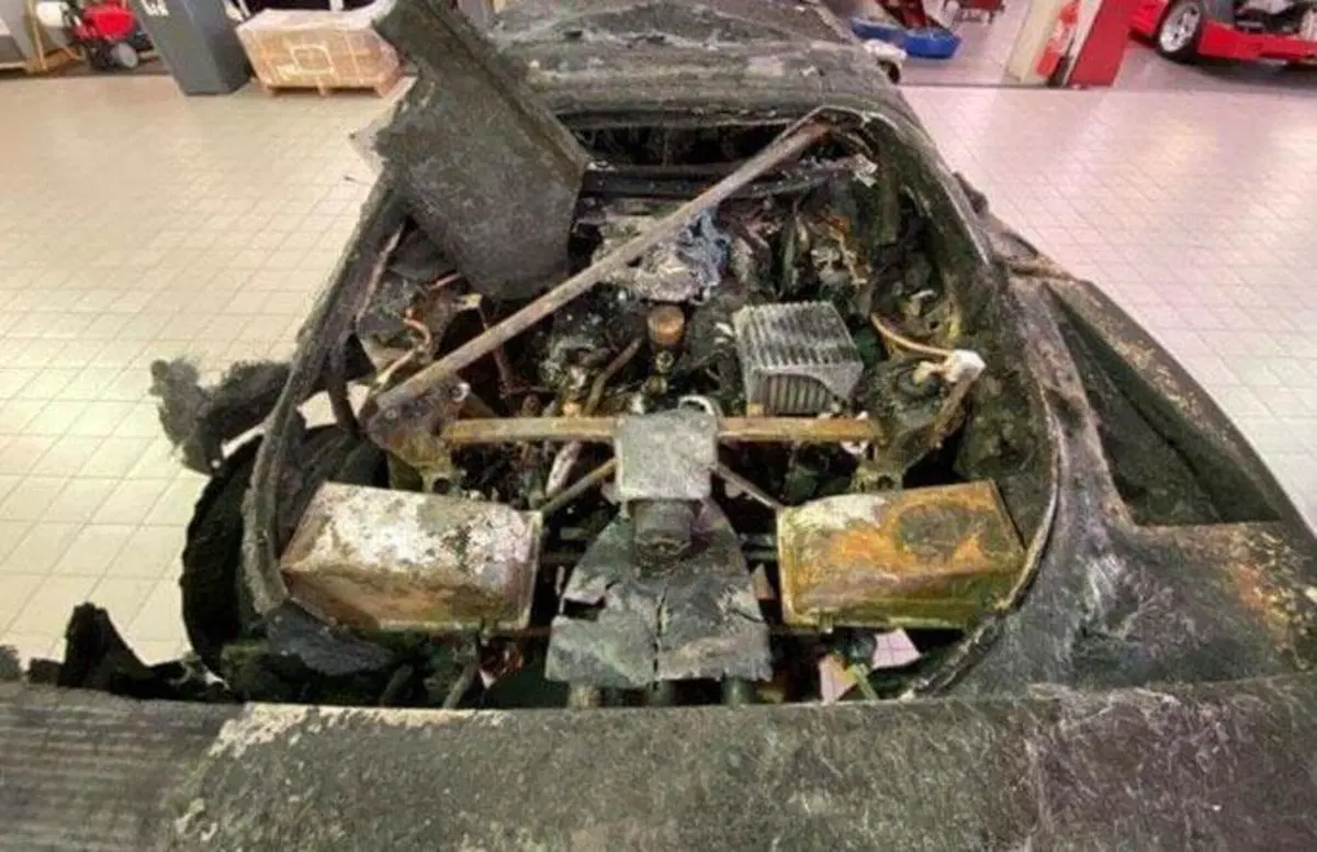 Ferrari F40 a fuoco a Monaco: ve la ricordate? Eccola (bruciata) in officina! [FOTO] (6)