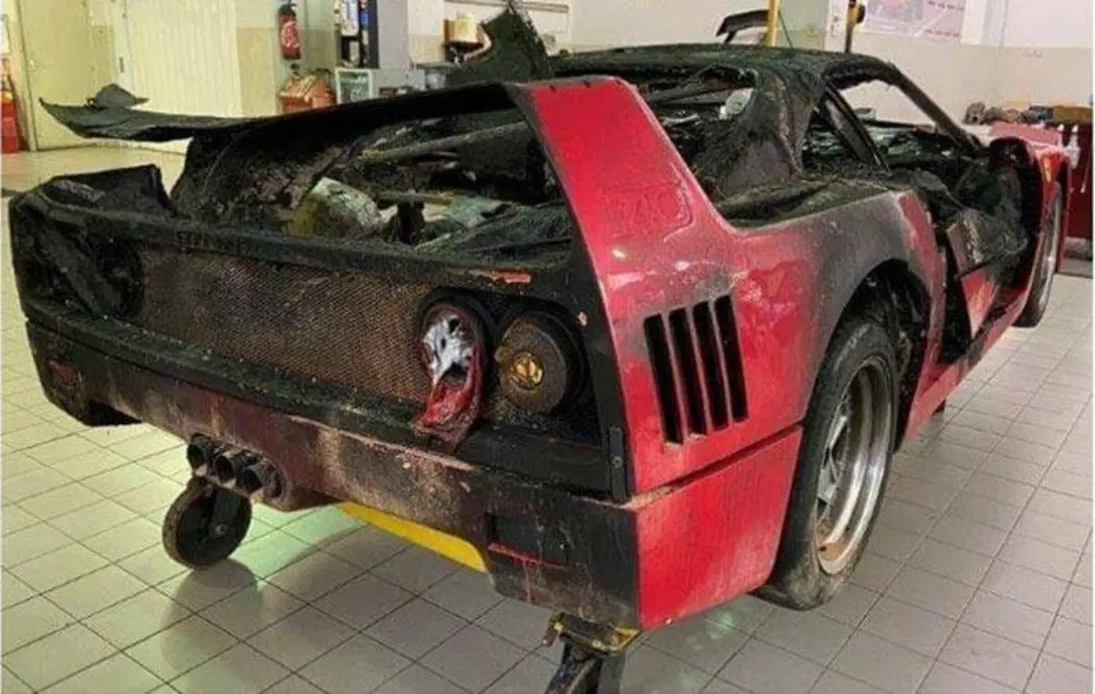 Ferrari F40 a fuoco a Monaco: ve la ricordate? Eccola (bruciata) in officina! [FOTO] (7)
