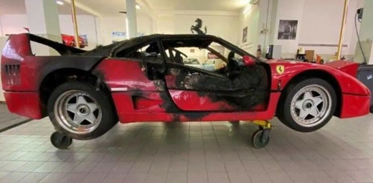 Ferrari F40 a fuoco a Monaco: ve la ricordate? Eccola (bruciata) in officina! [FOTO] (9)