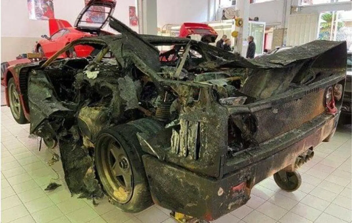 Ferrari F40 a fuoco a Monaco: ve la ricordate? Eccola (bruciata) in officina! [FOTO] (10)