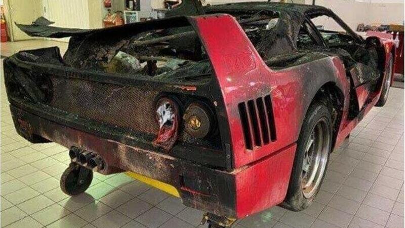 Ferrari F40 a fuoco a Monaco: ve la ricordate? Eccola (bruciata) in officina! [FOTO]
