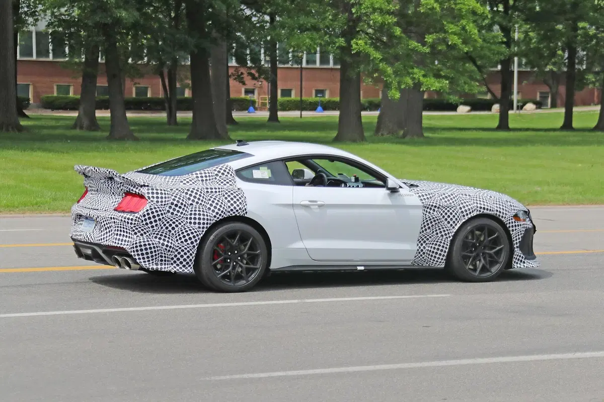 Ford Mustang Mach I: l'ultima erede del V8 aspirato? [Foto spia] (10)