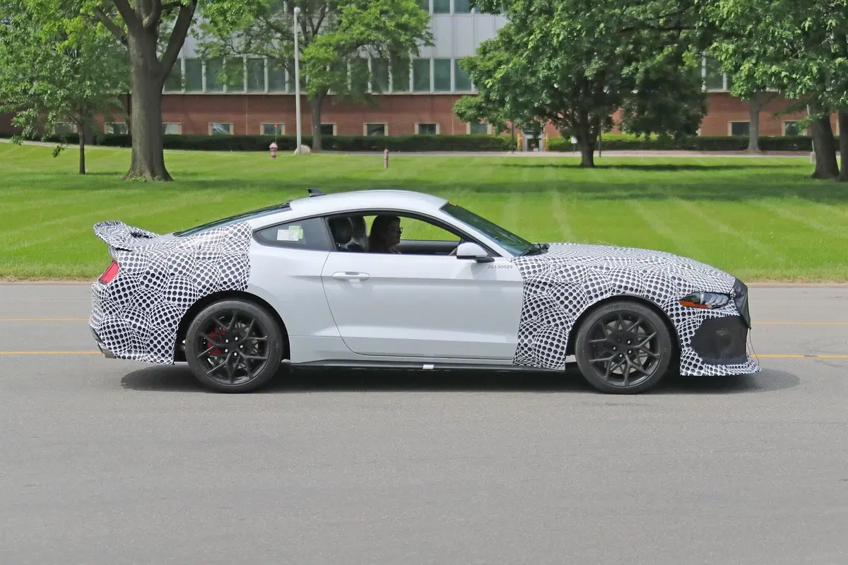 Ford Mustang Mach I: l'ultima erede del V8 aspirato? [Foto spia] (8)