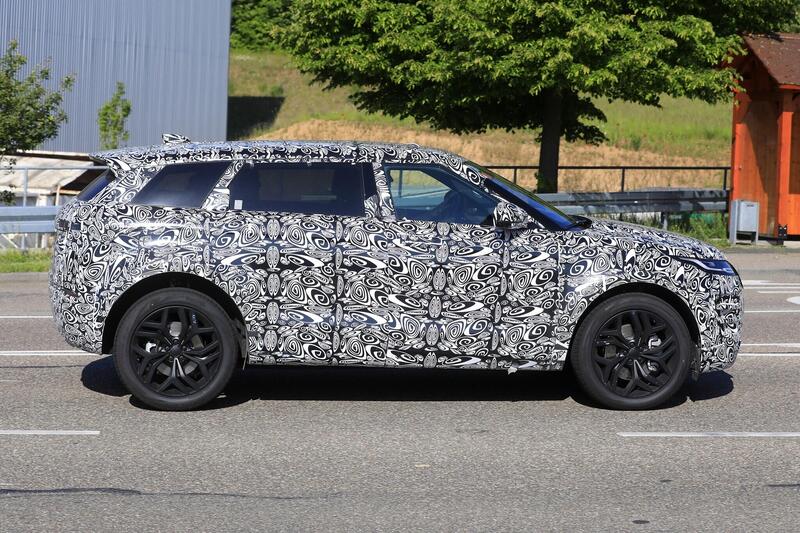 Il futuro Land Rover Evoque 7 posti avvistato su strada