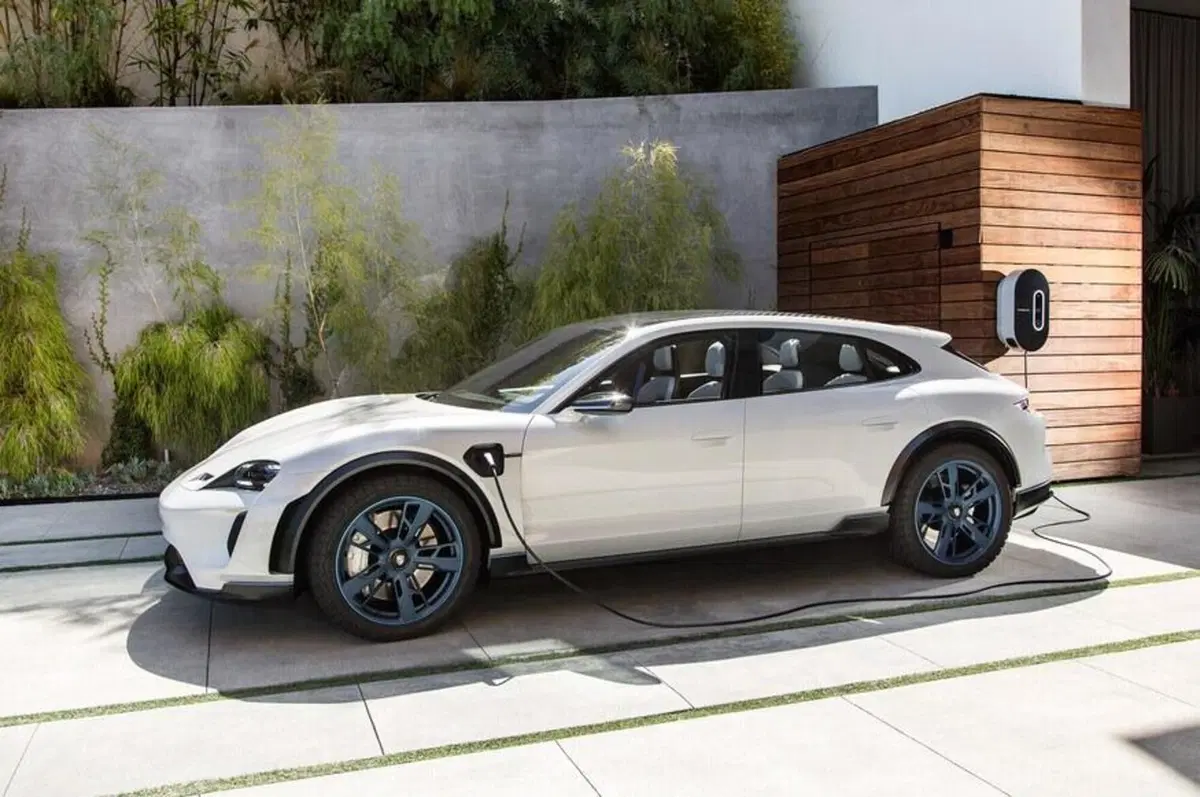 La Porsche Taycan Cross Turismo arriverà prima del previsto (6)