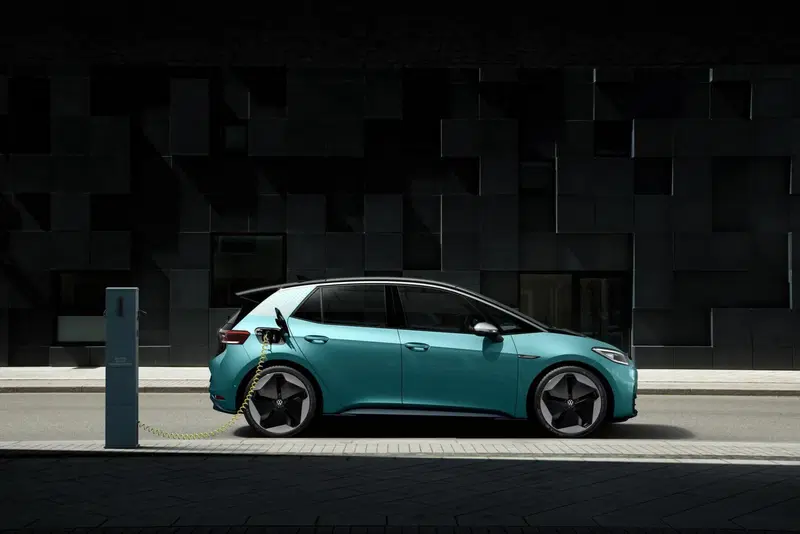 L'elettrica Volkswagen ID.3 in fase di ricarica