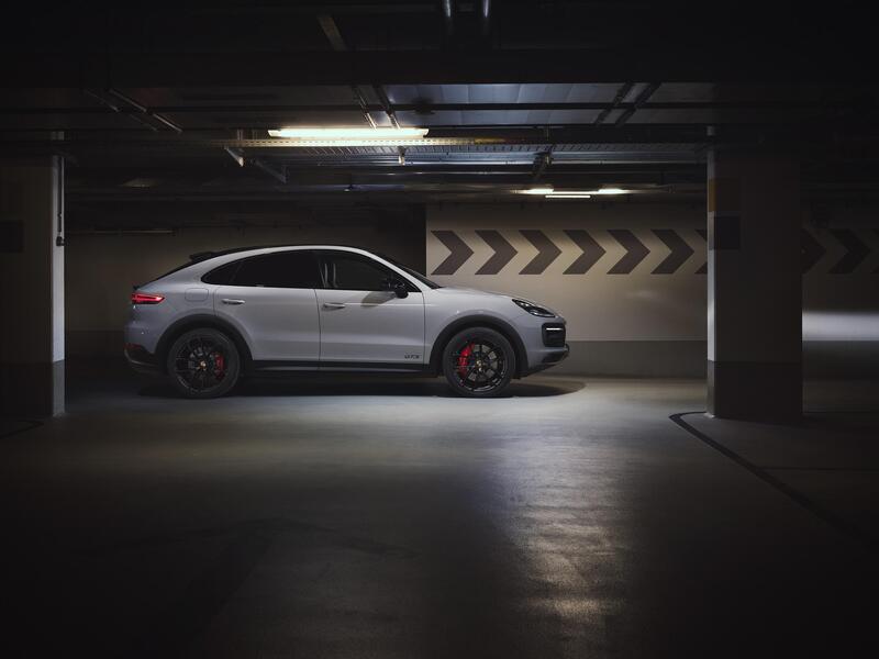 Il nuovo Porsche Cayenne Coup&eacute; GTS visto di lato