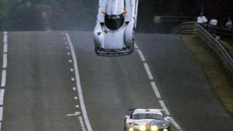 Quando la Mercedes ufficiale da gran gara prende il volo oltre i 250 Kmh e ribalta in aria [Video CLR-GT1 Le Mans crash]